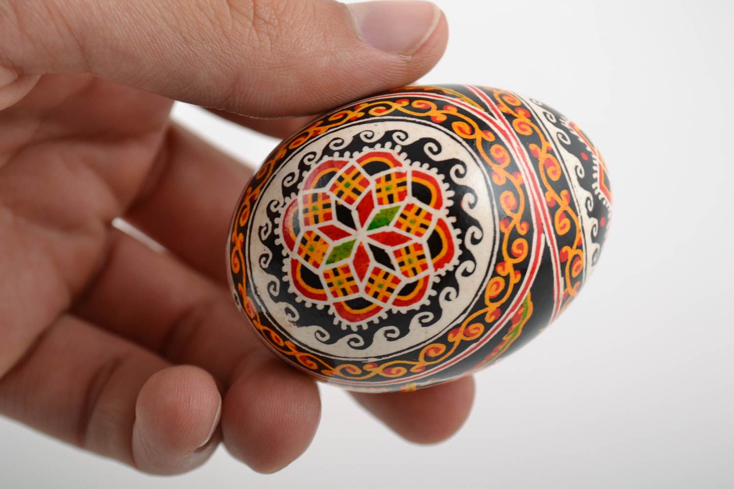 Пасхальное яйцо расписанное акриловыми красками куриное ручной работы с оленем фото 2