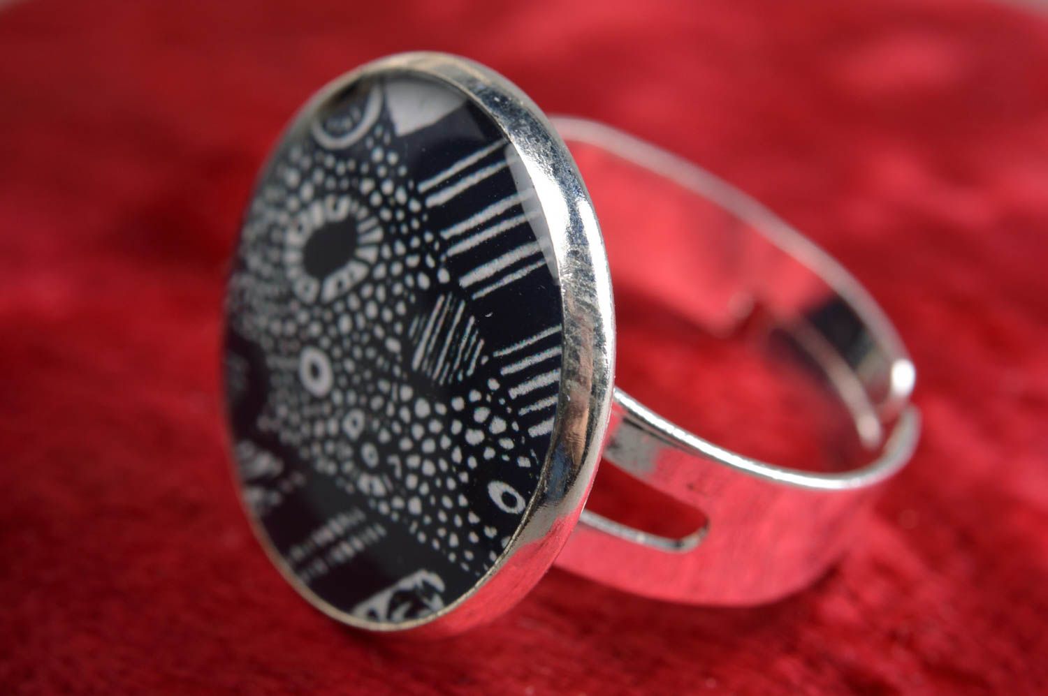 Черно белое кольцо с принтом в технике декупаж с ювелирной смолой ручной работы фото 1