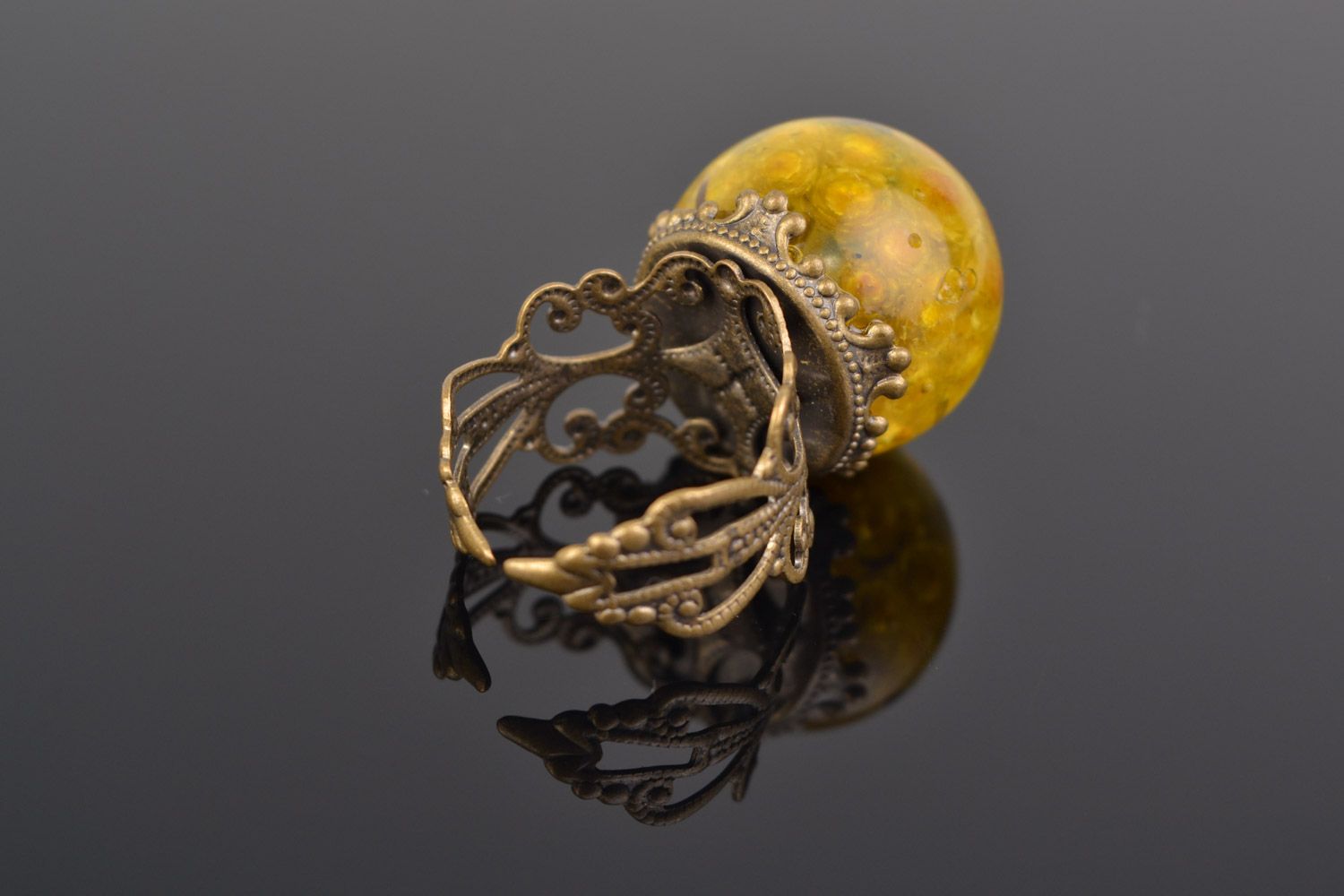 Кольцо с живым цветком бессмертника в эпоксидной смоле ручной работы желтое фото 4