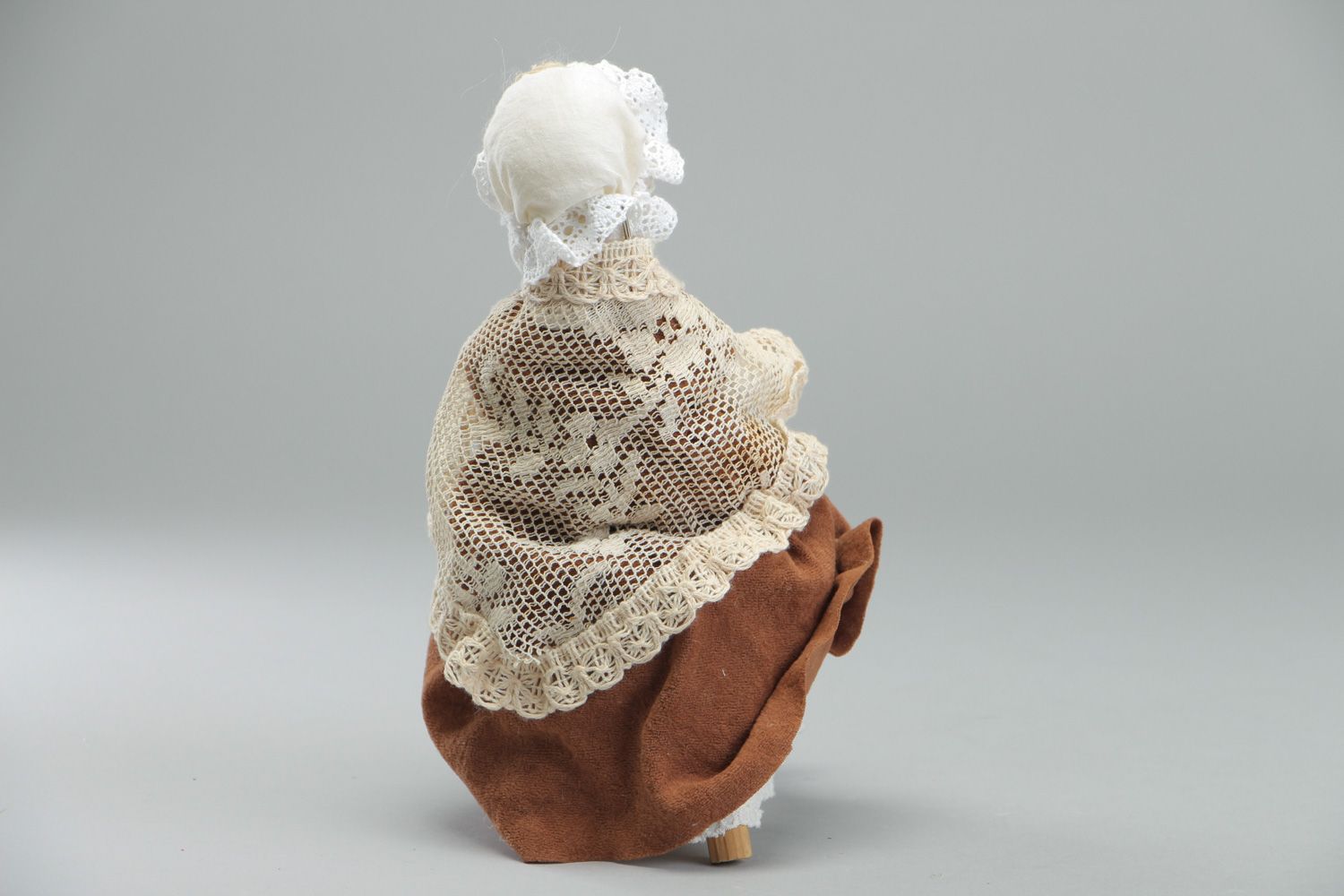 Figurine en céramique faite main Grand-mère en bonnet dans le fauteuil en bois photo 3