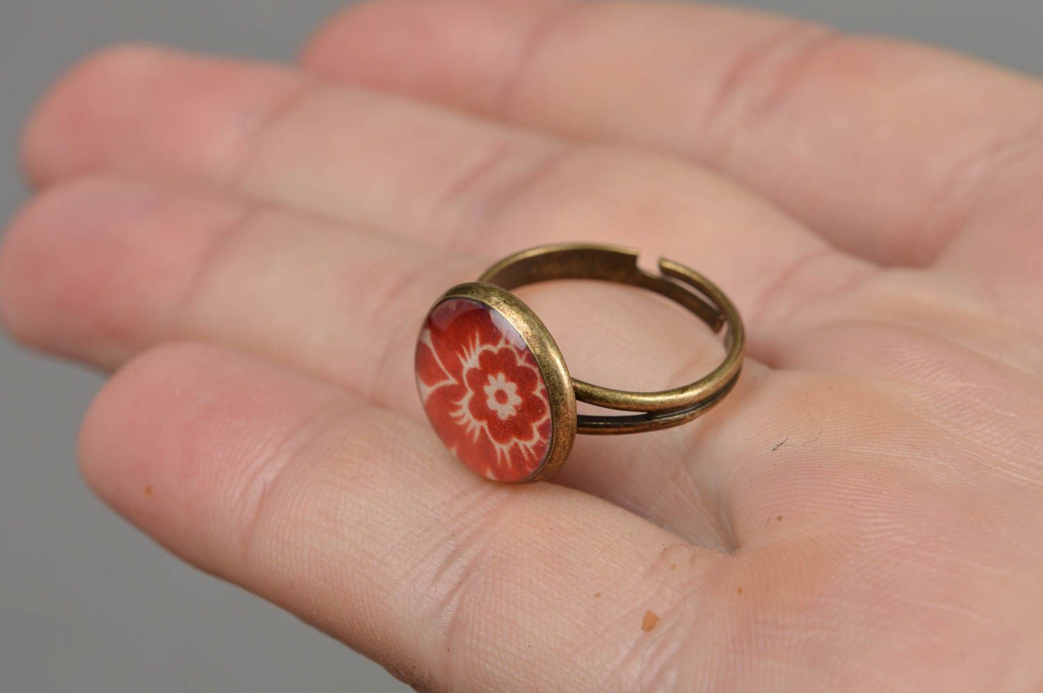 Кольцо декупаж с эпоксидной смолой круглое красное с цветком ручная работа фото 4