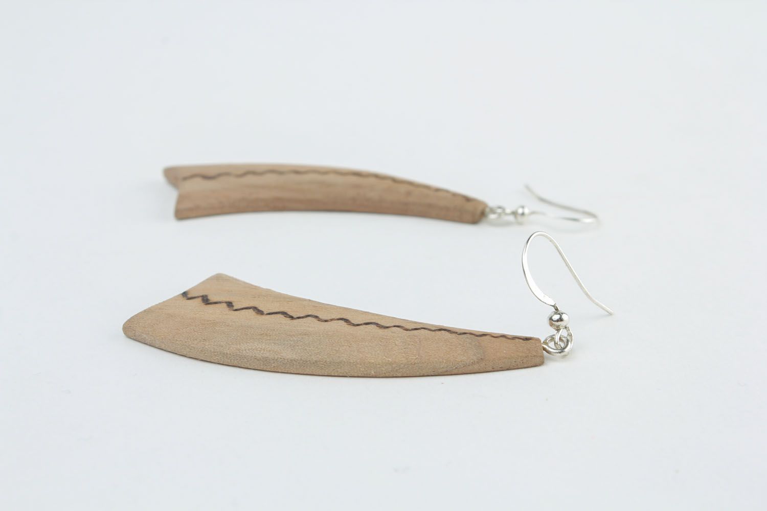 Lange Ohrringe aus Holz foto 3