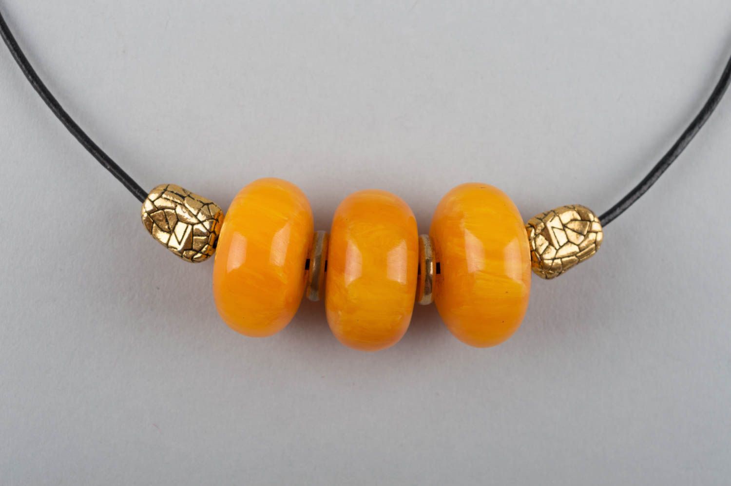 Joli collier en pierres naturelles sur lacet en cuir fait main ambre et laiton photo 4