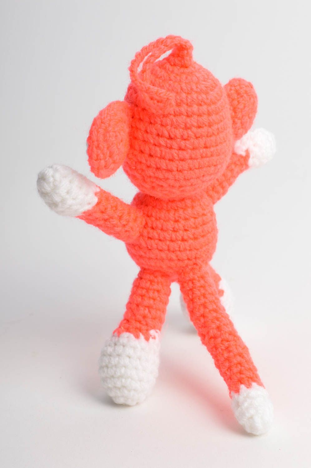 Мягкая вязаная игрушка обезьянка крючком с петелькой ручной работы оранжевая фото 4