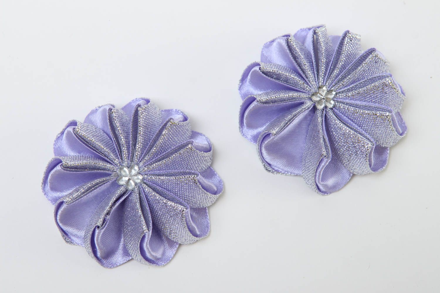 Componentes de bisutería hechos a mano regalo original flores de cintas lilas foto 2