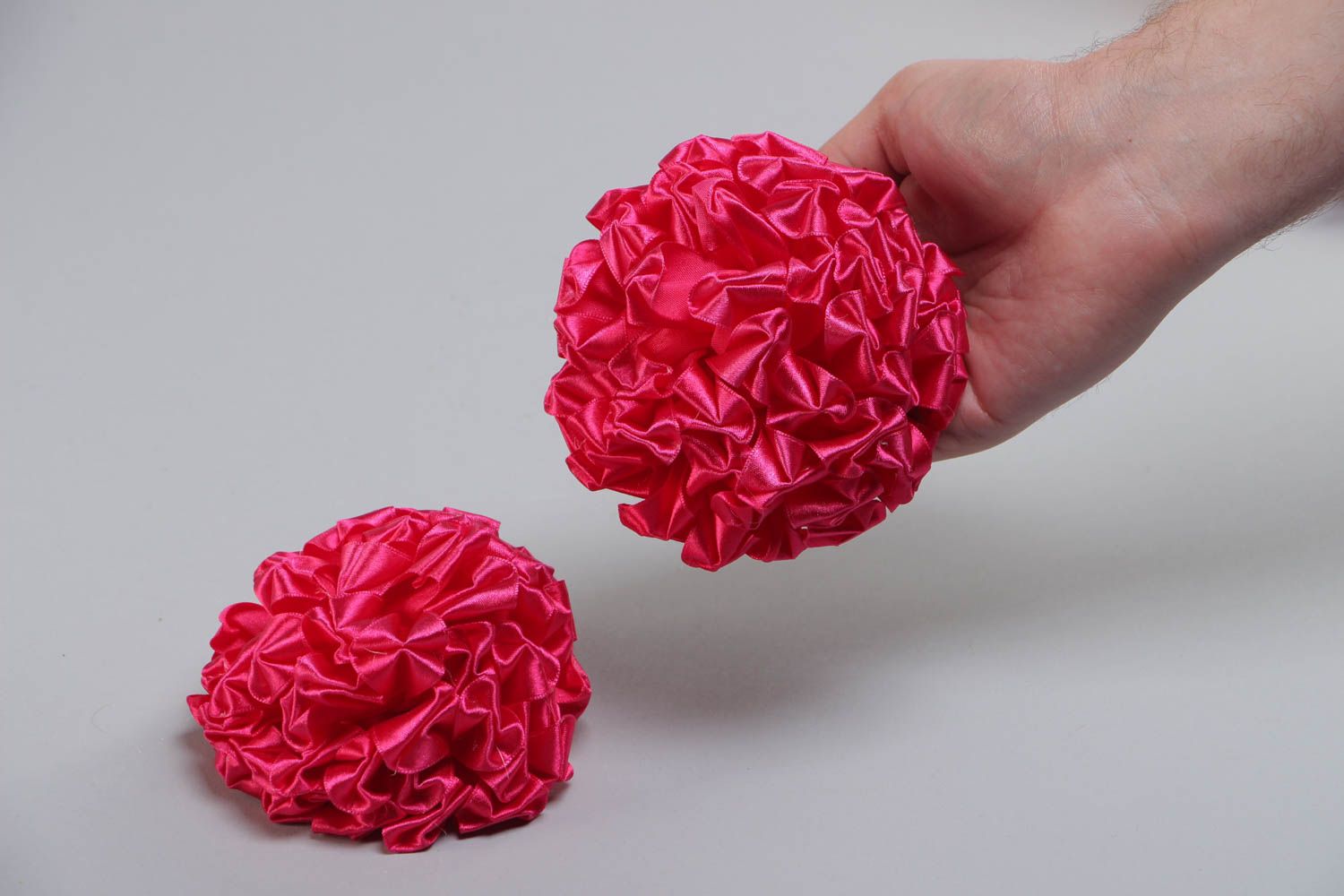 Rosa Haargummi Set mit Schleifen aus Atlasbändern Künstlerische Handarbeit foto 5