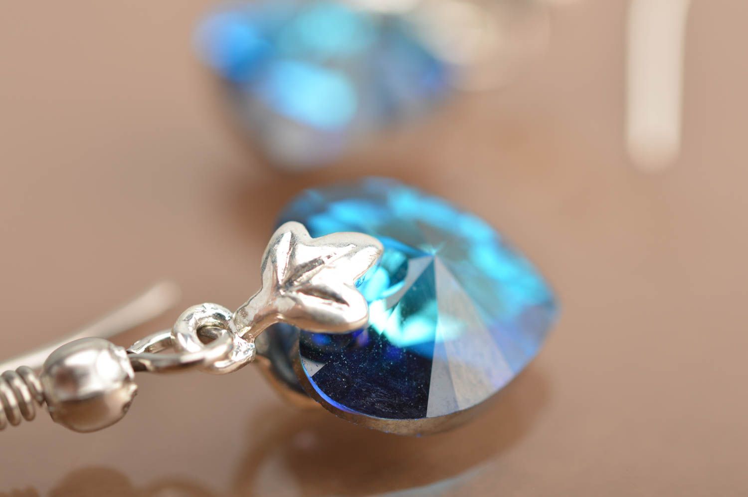 Orecchini con cristalli fatti a mano accessorio originale da donna azzurri cuori foto 4