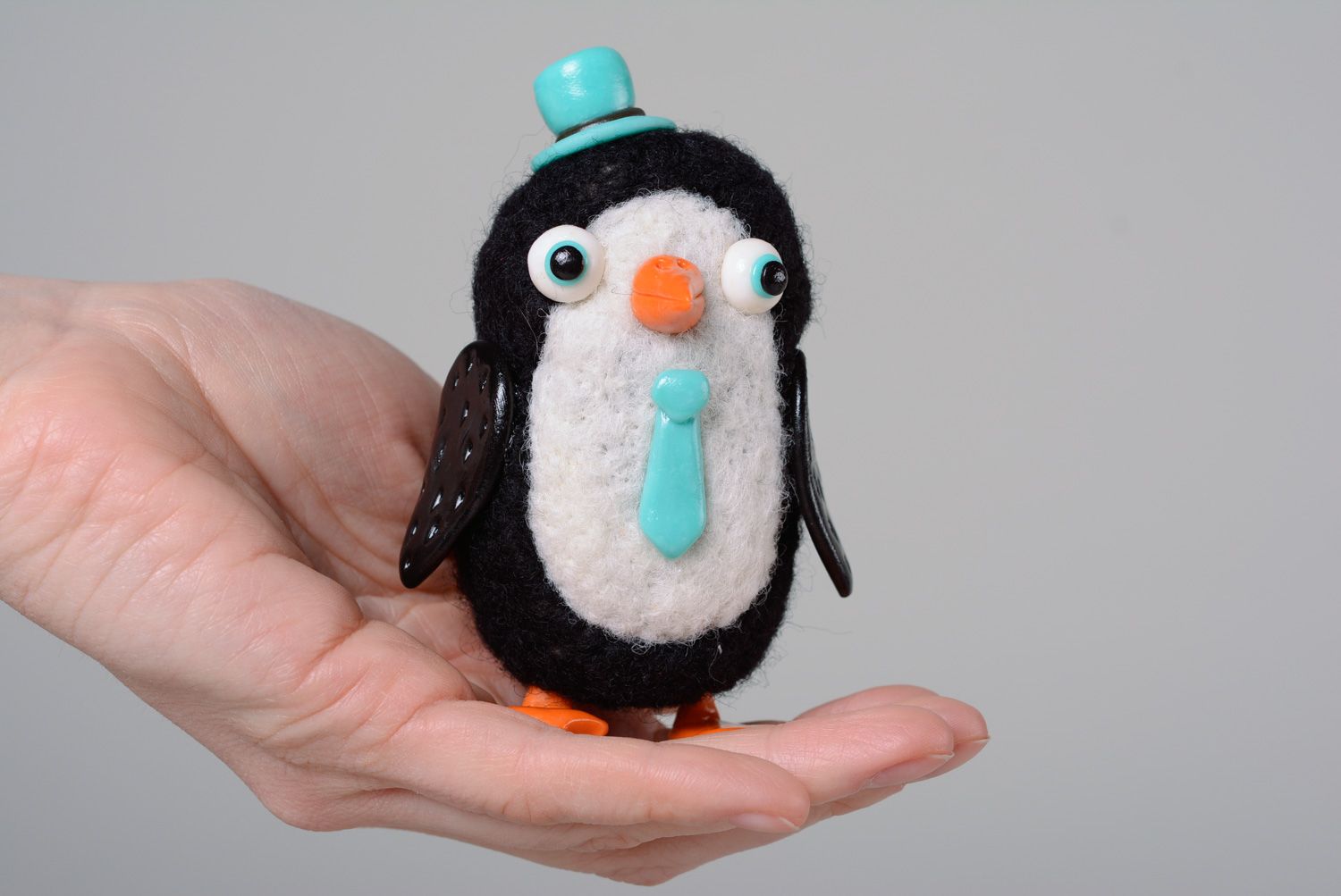 Карманная игрушка в технике валяния из шерсти Пингвин фото 5