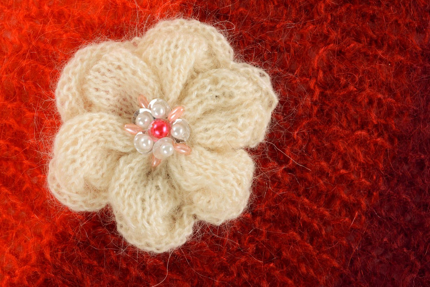 Broche fleur tricotée faite main photo 1