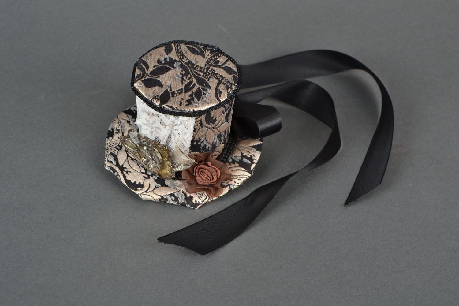 Pince à cheveux originale en forme de chapeau avec rubans et fleur décorative photo 1