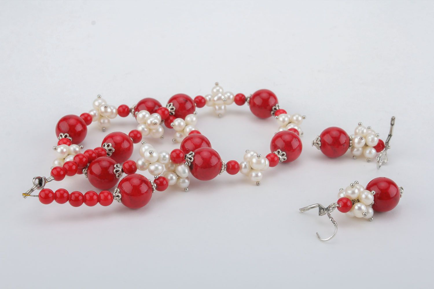 Set of jewelry made of coral and pearls photo 2