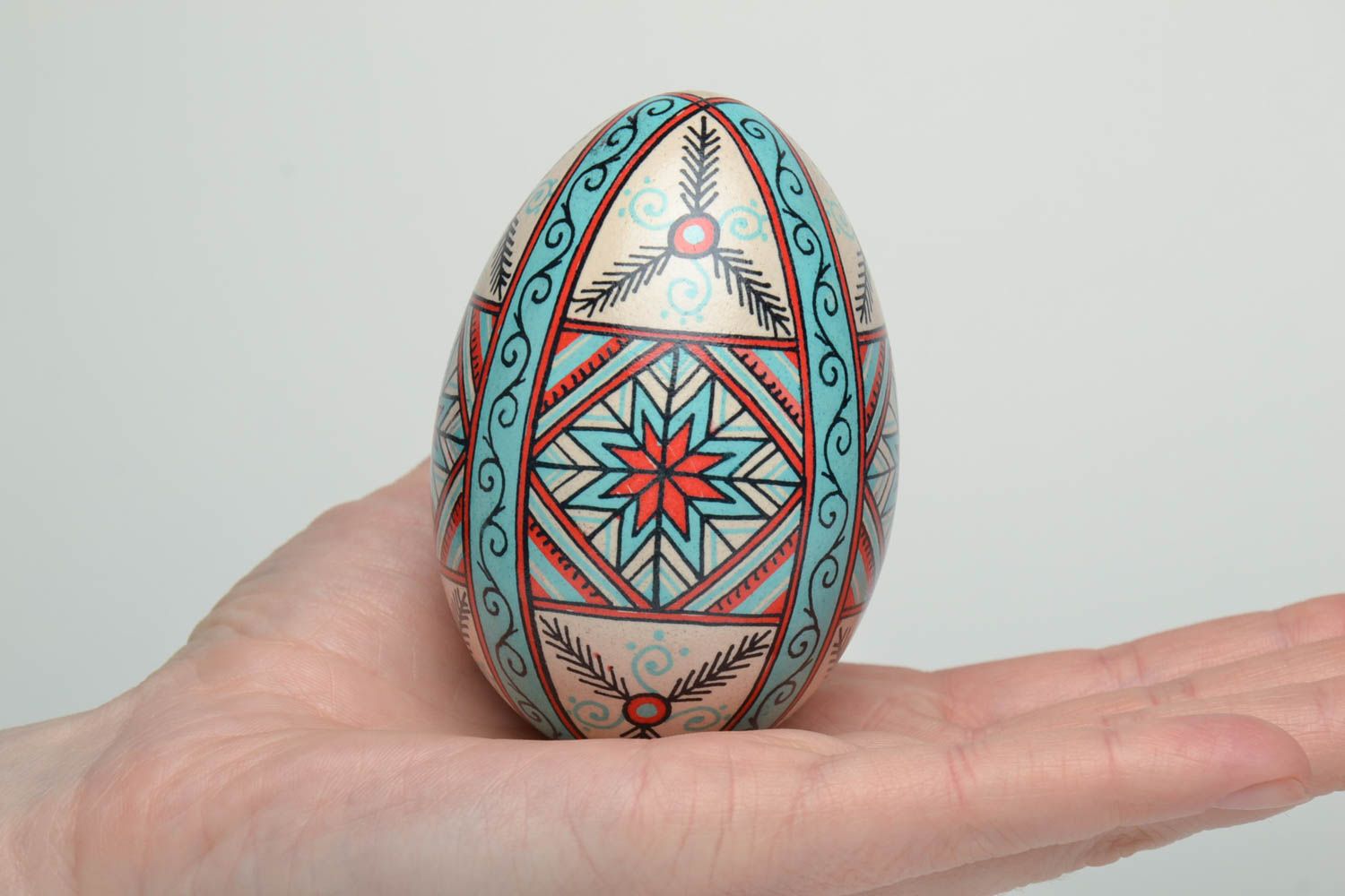Œuf de Pâques fait main de créateur peint de couleurs d'aniline et de cire photo 5