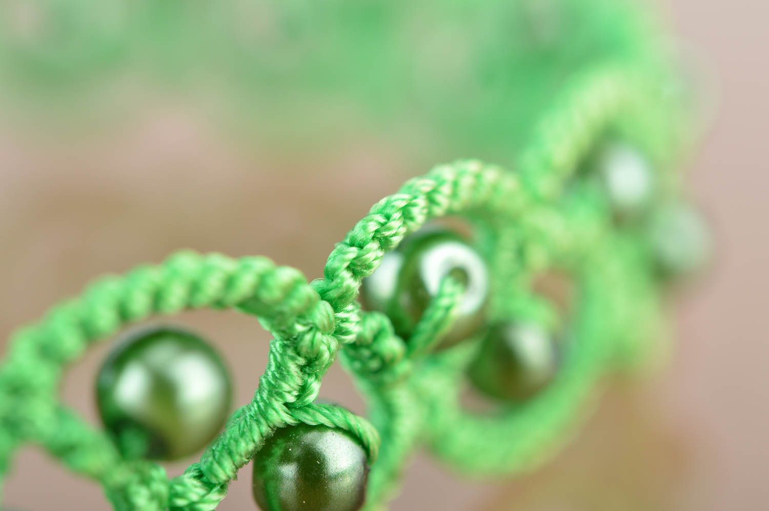 Плетеный браслет в технике фриволите из атласной нити с бусинами изумрудный фото 5