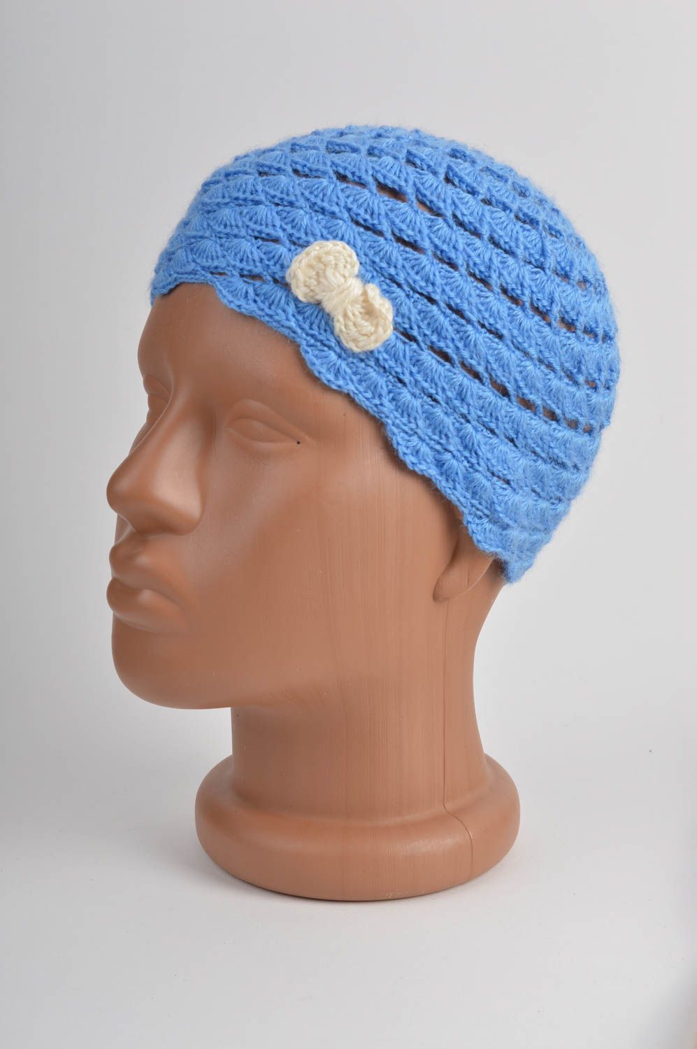 Голубая детская шапка ручной работы из шерсти и акрила для девочки с бантиком фото 2