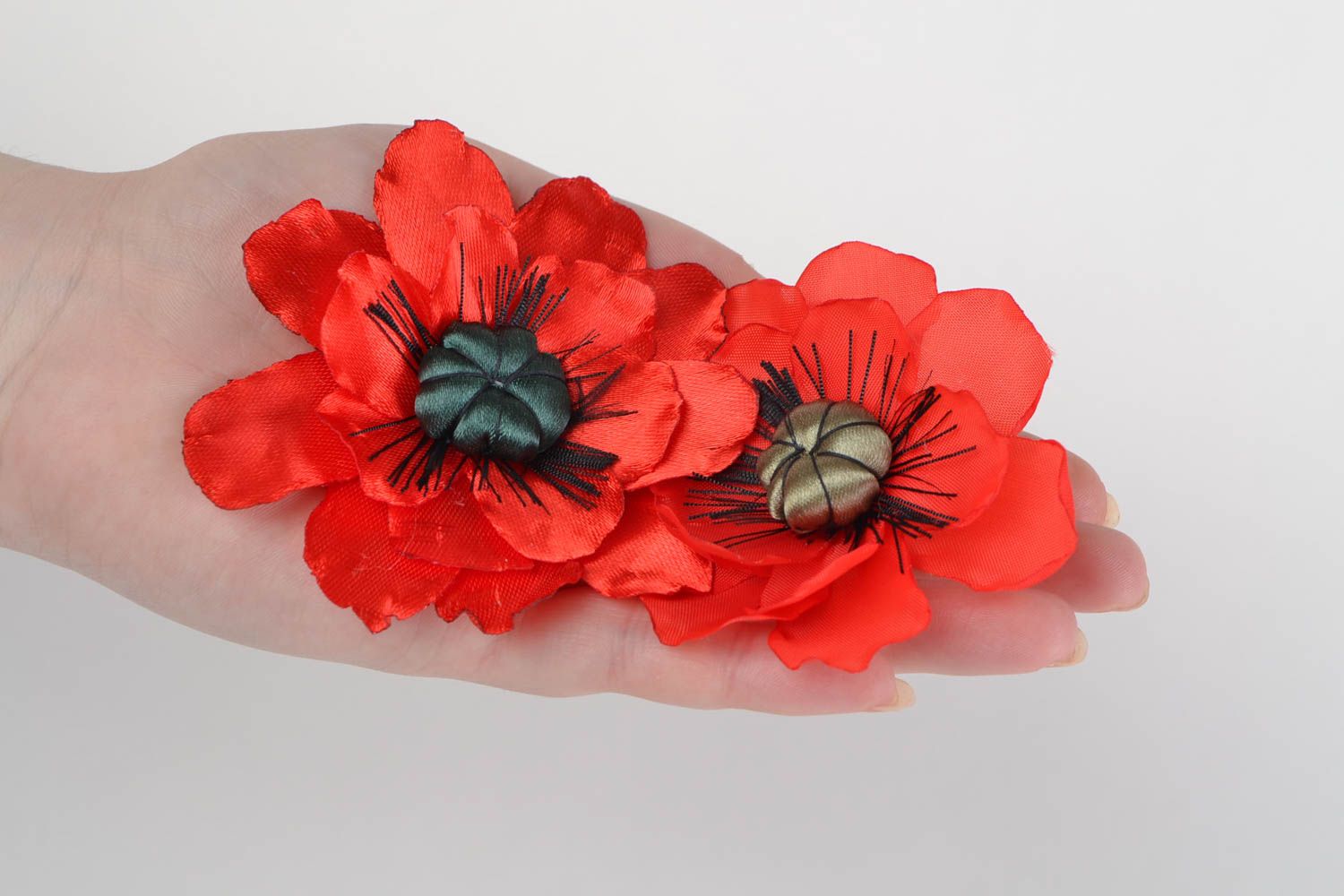 Schmuckset mit Blumen in Rot Brosche und Haarklemme handmade für Frauen 2 Stück foto 2