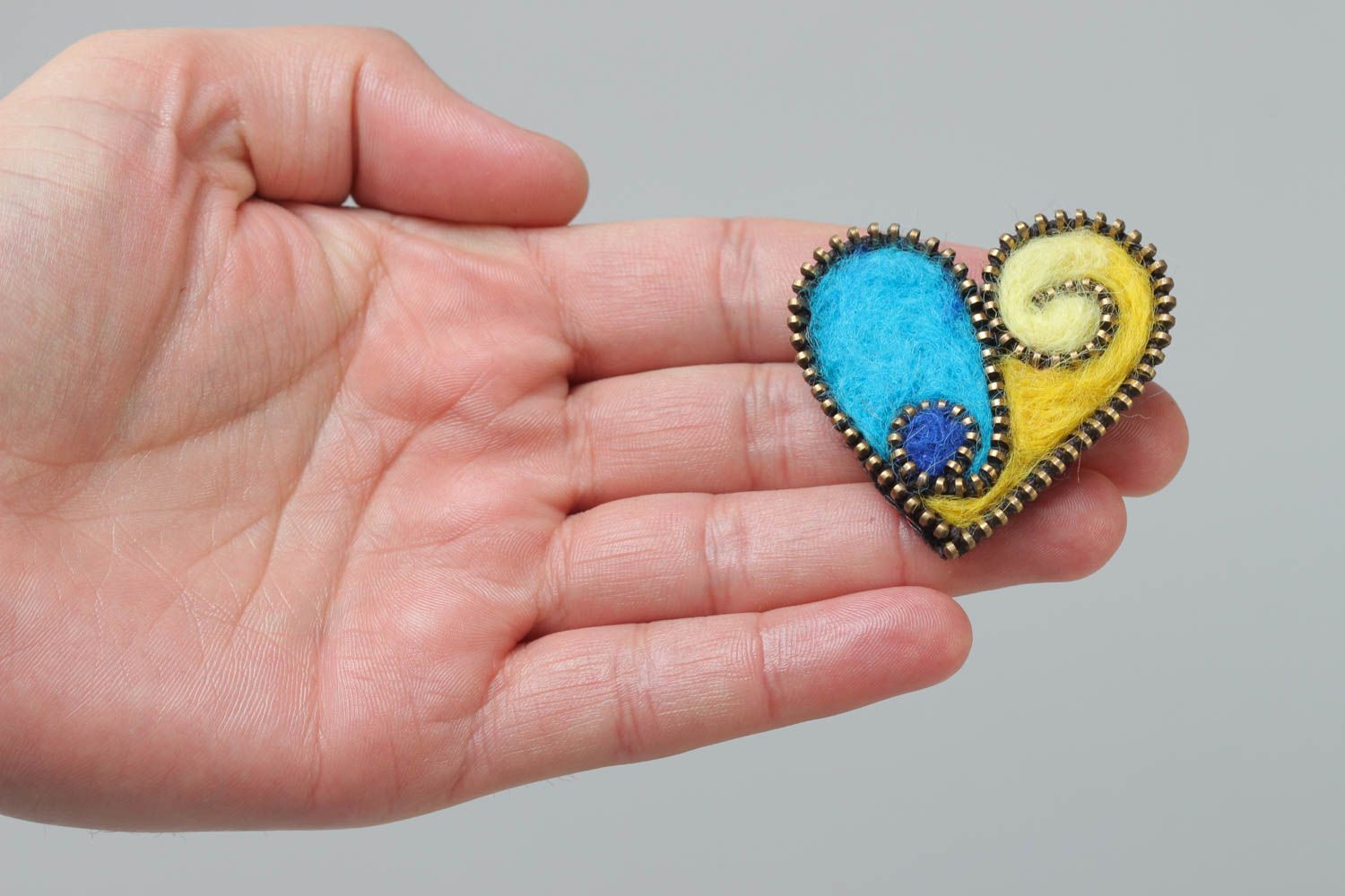 Handgemachte originelle Herz Brosche aus Filz und Reißverschluss in Blau Gelb foto 5