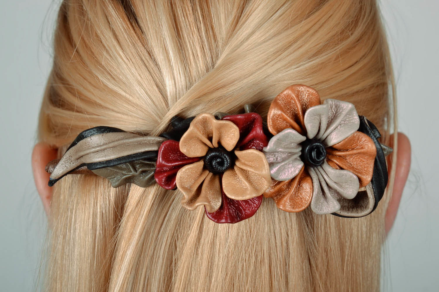 Schöne Haarklemme mit Blumen aus Leder foto 5