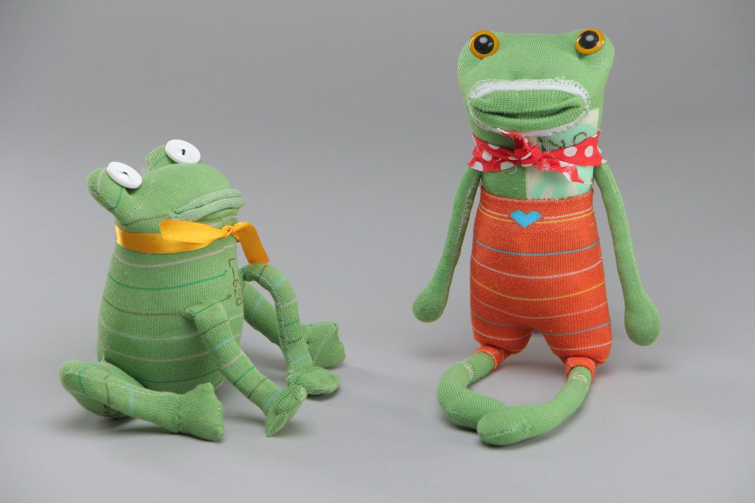 Kuscheliges grünes mittleres handgemachtes Stofftier Set Frosch aus Socken für Kinder 2 Stück foto 2