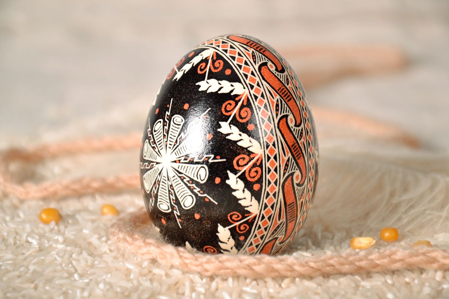 Oeuf de Pâques à suspendre fait main décoratif foncé peint de style ukrainien photo 1