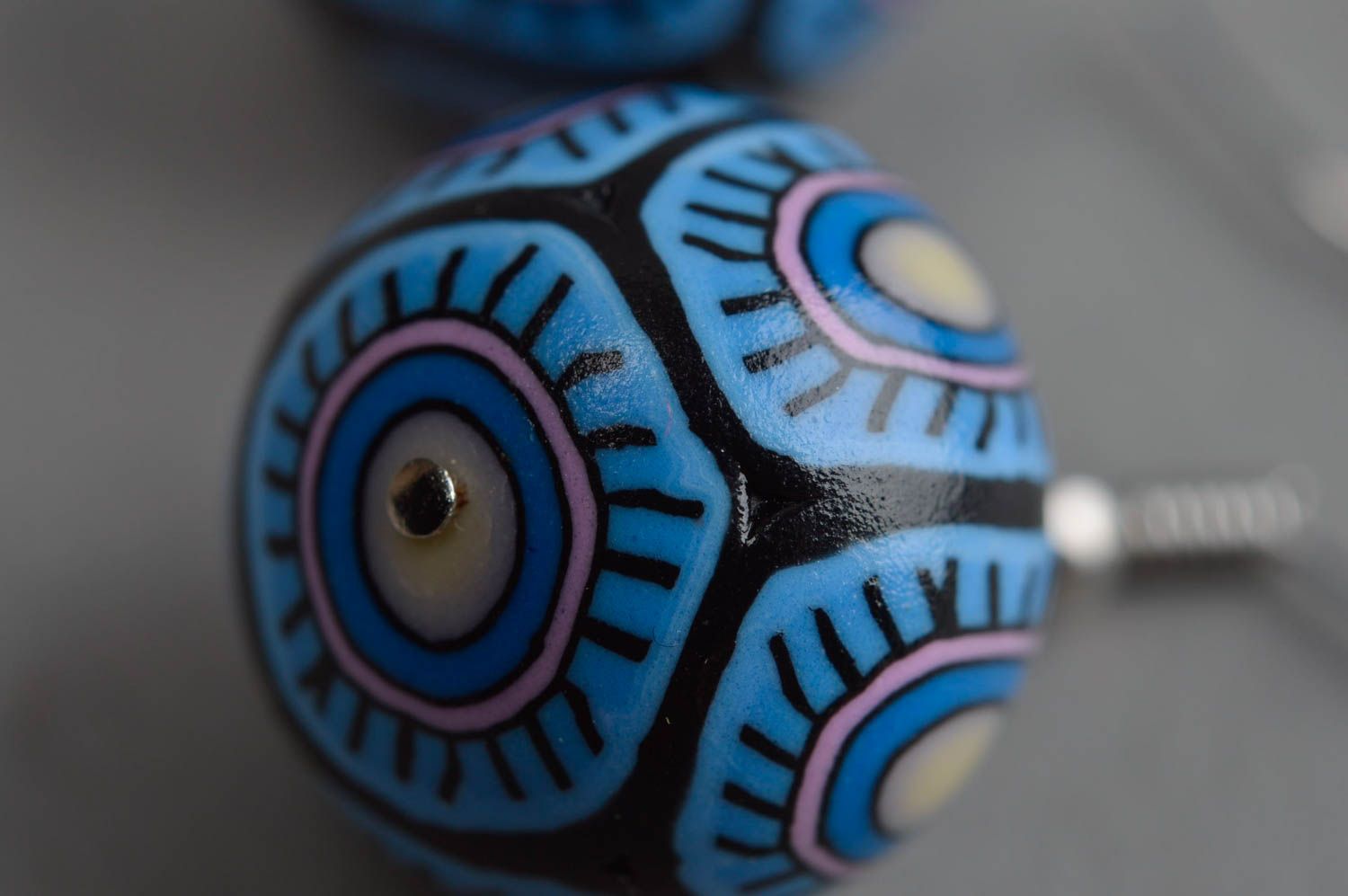 Набольшие яркие серьги шарики из полимерной глины синие с узорами ручная работа фото 3