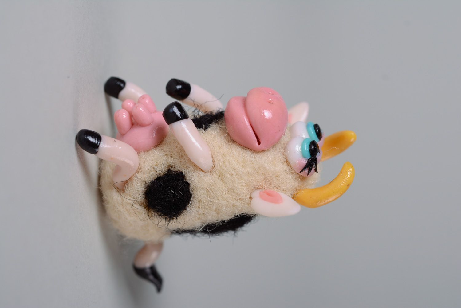 Petit jouet en laine feutrée fait main décoratif original design vache  photo 2
