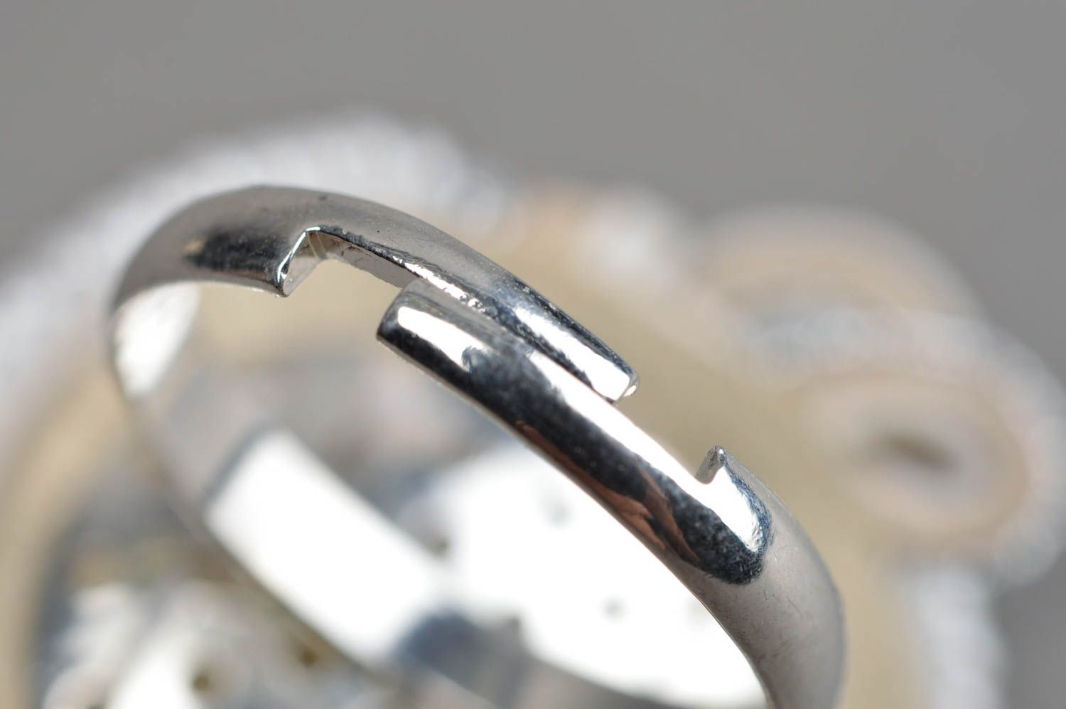 Schöner origineller feiner handgemachter Ring aus Soutache mit Kristallsteinen foto 5