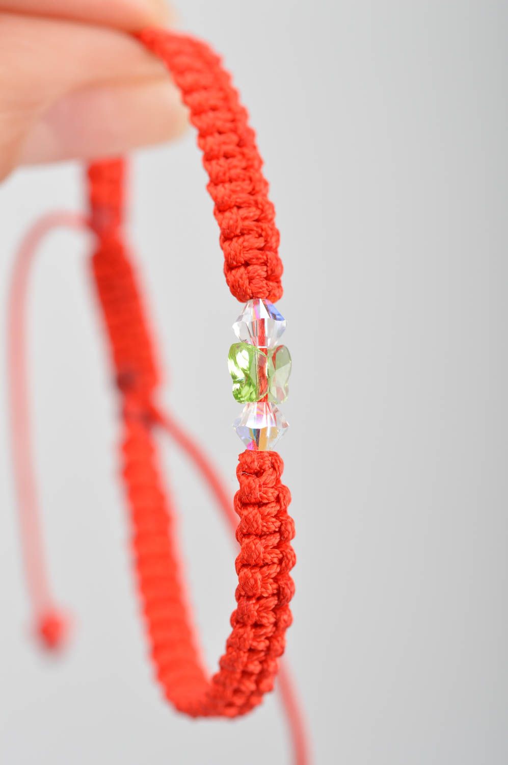 Красный браслет из шелковых ниток со стразами плетеный тонкий ручной работы фото 3