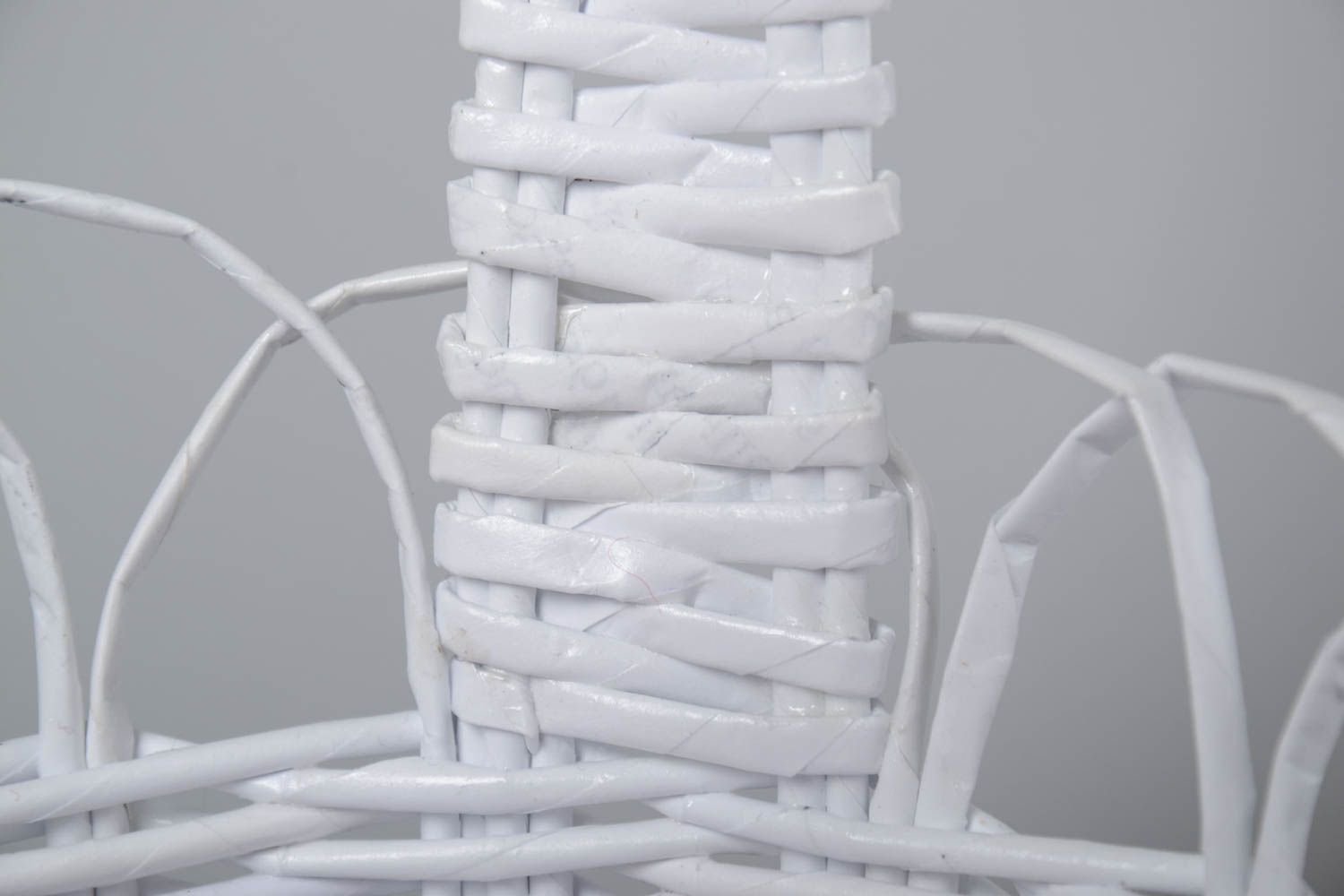 Weißer dekorativer Korb aus Papierrollen mit Henkel für Kleinigkeiten handmade foto 5