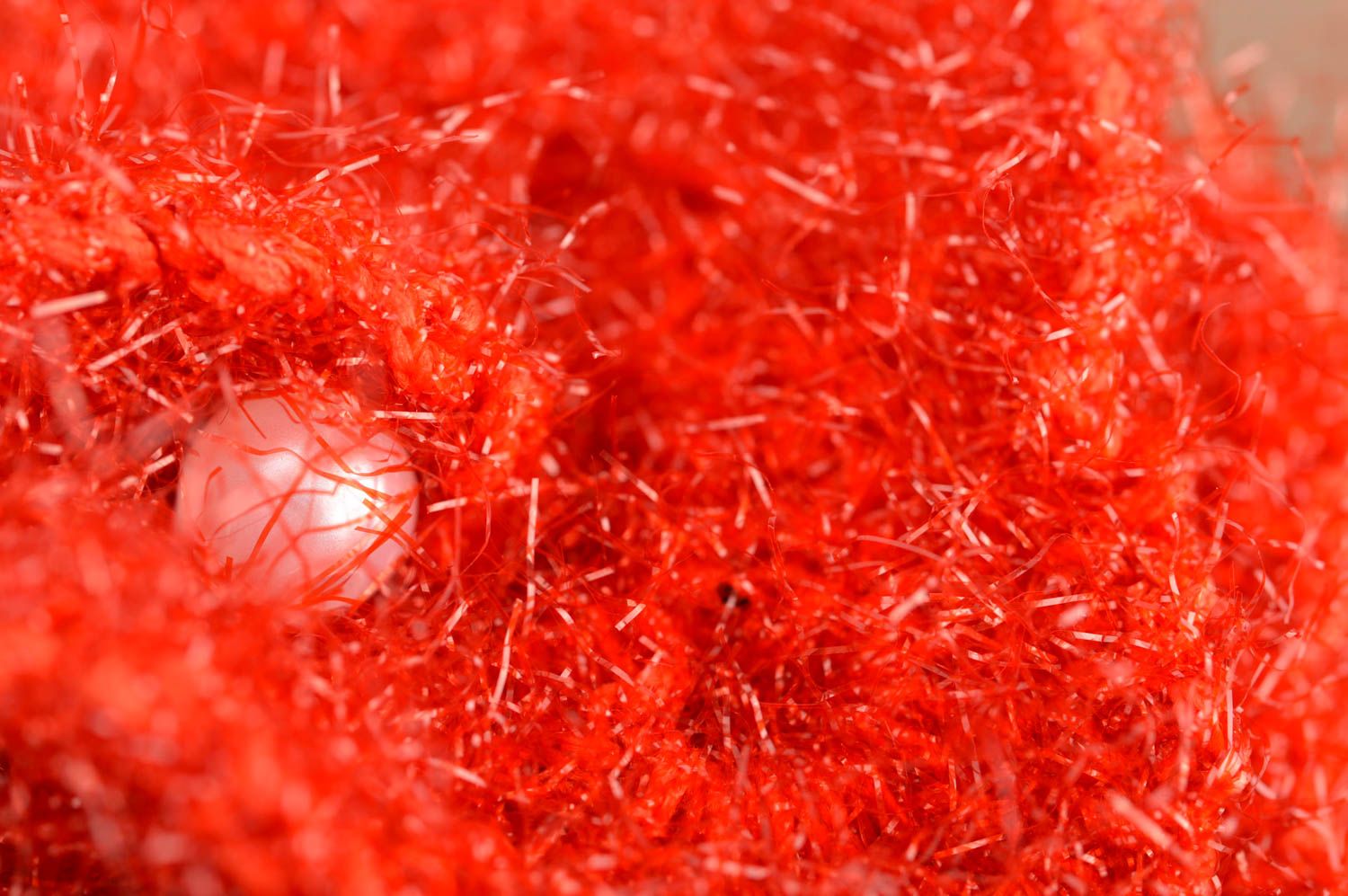 Schöne handgemachte originelle gehäkelte Brosche aus Fäden rote Blume  foto 4