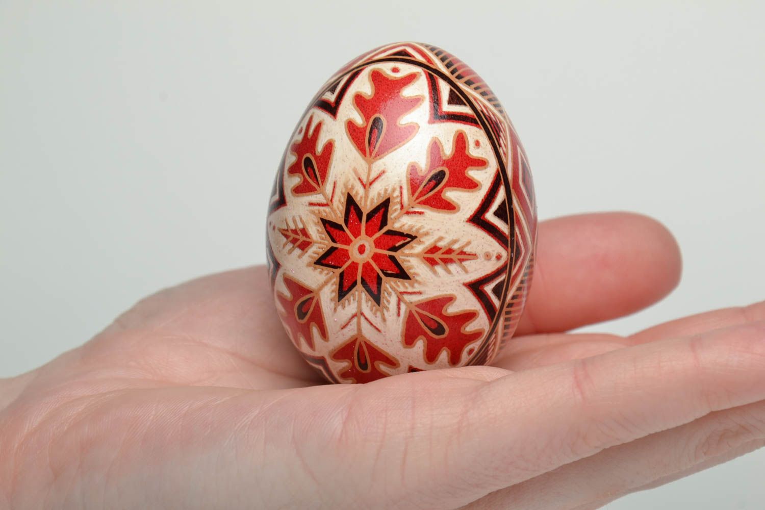 Bel oeuf de Pâques décoratif fait main original avec motif traditionnel photo 5