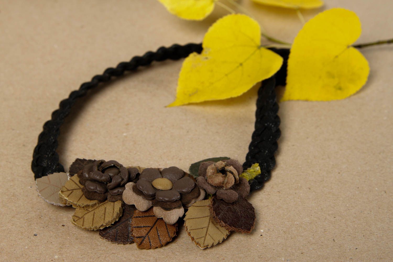 Collier en cuir naturel Bijou fait main floral noir-marron original Cadeau femme photo 1