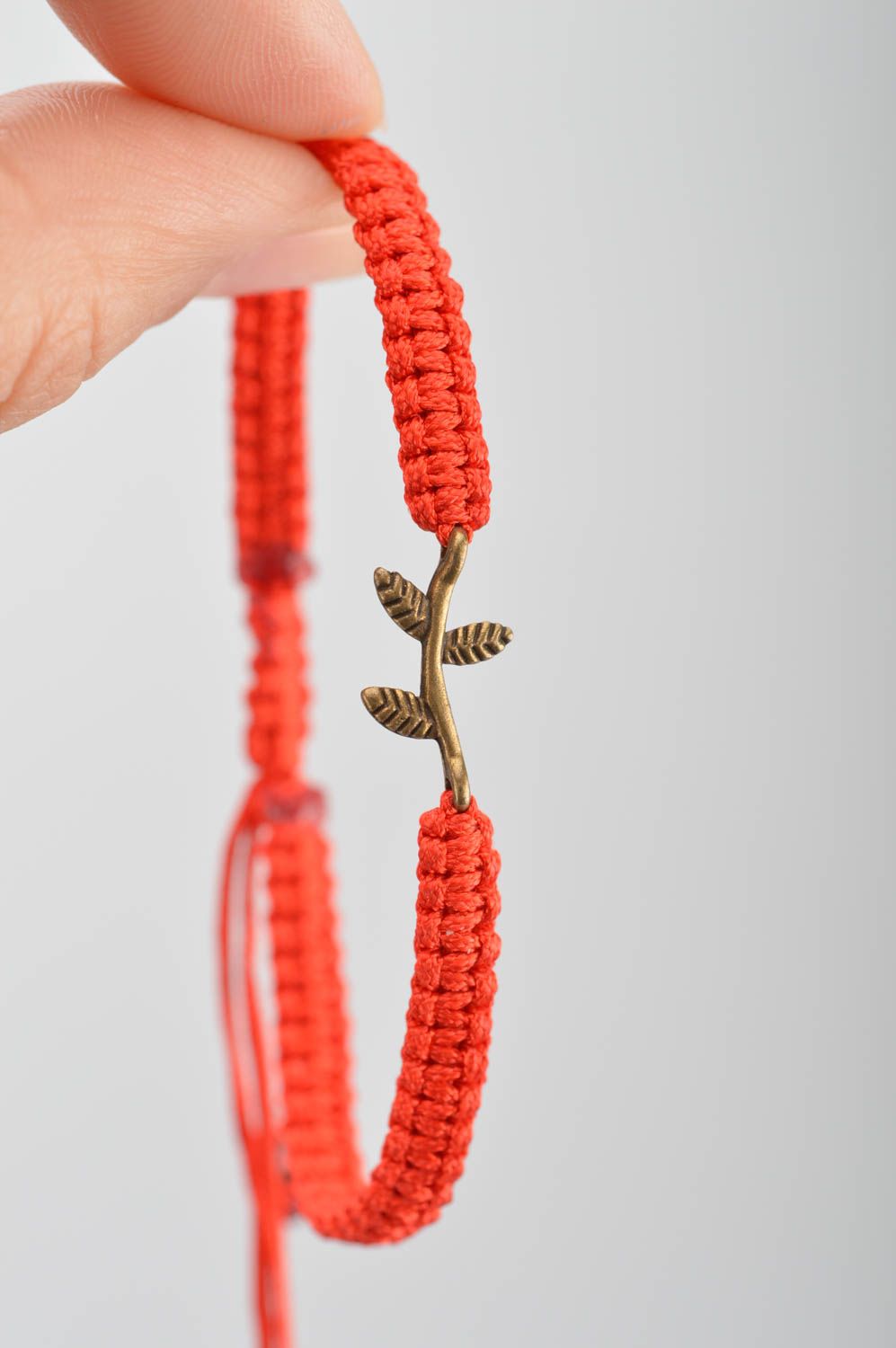 Красный браслет из шелковых ниток с веточкой плетеный тонкий ручной работы фото 3