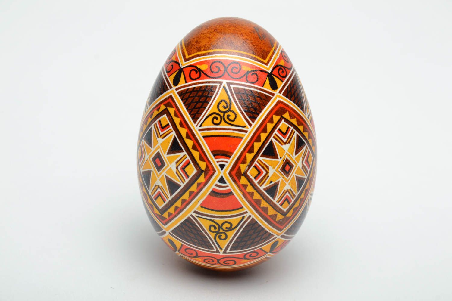 Oeuf décoratif de Pâques fait main original avec ornements ethniques peints photo 2
