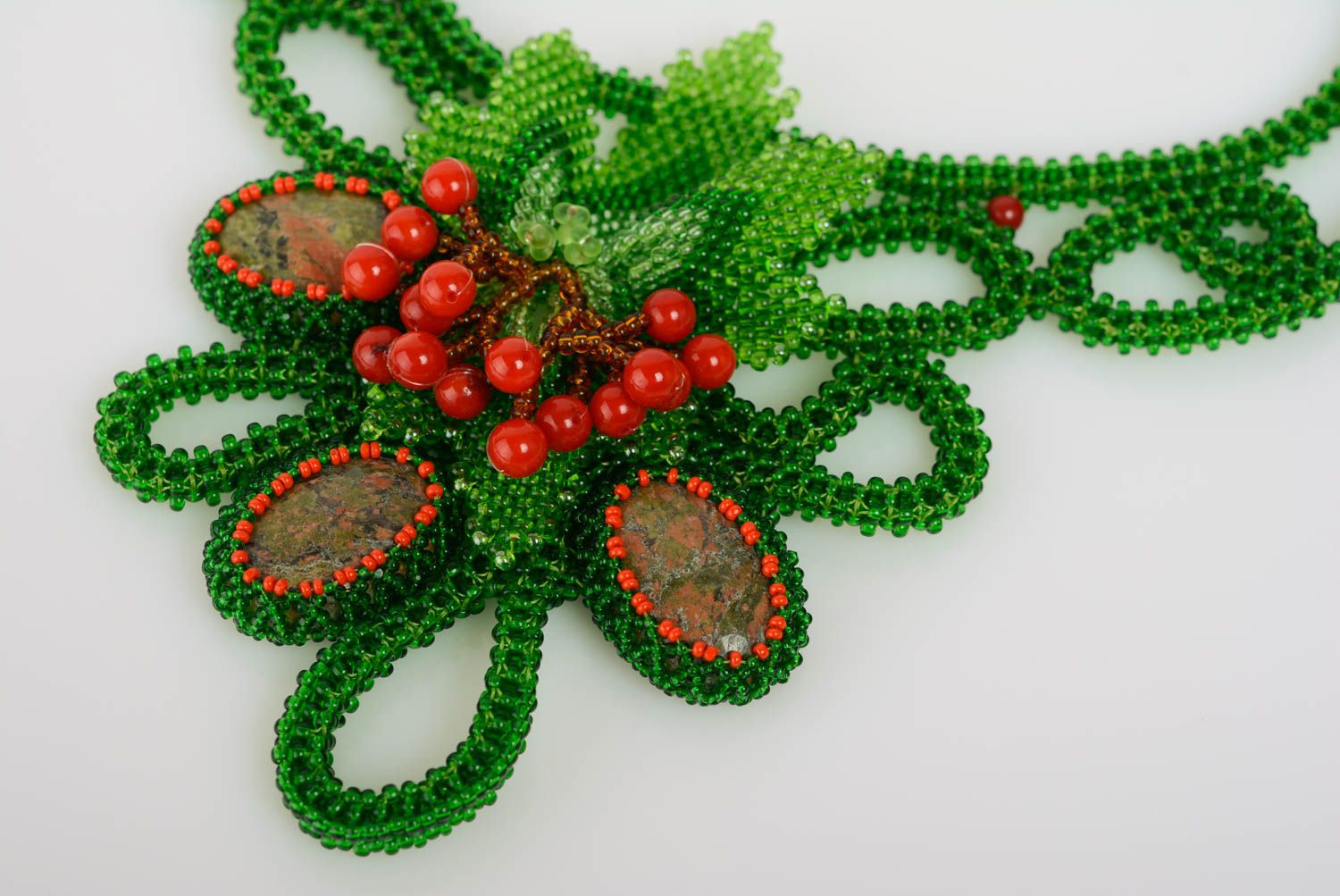 Künstlerisches originelles grünes Glasperlen Collier handmade mit Jaspis Koralle foto 3