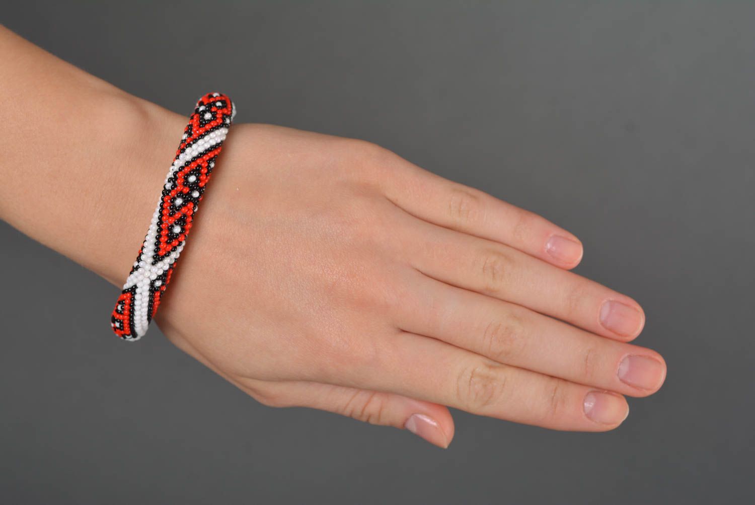 Bracelet perles rocaille Bijou fait main en blanc rouge noir Accessoire femme photo 2