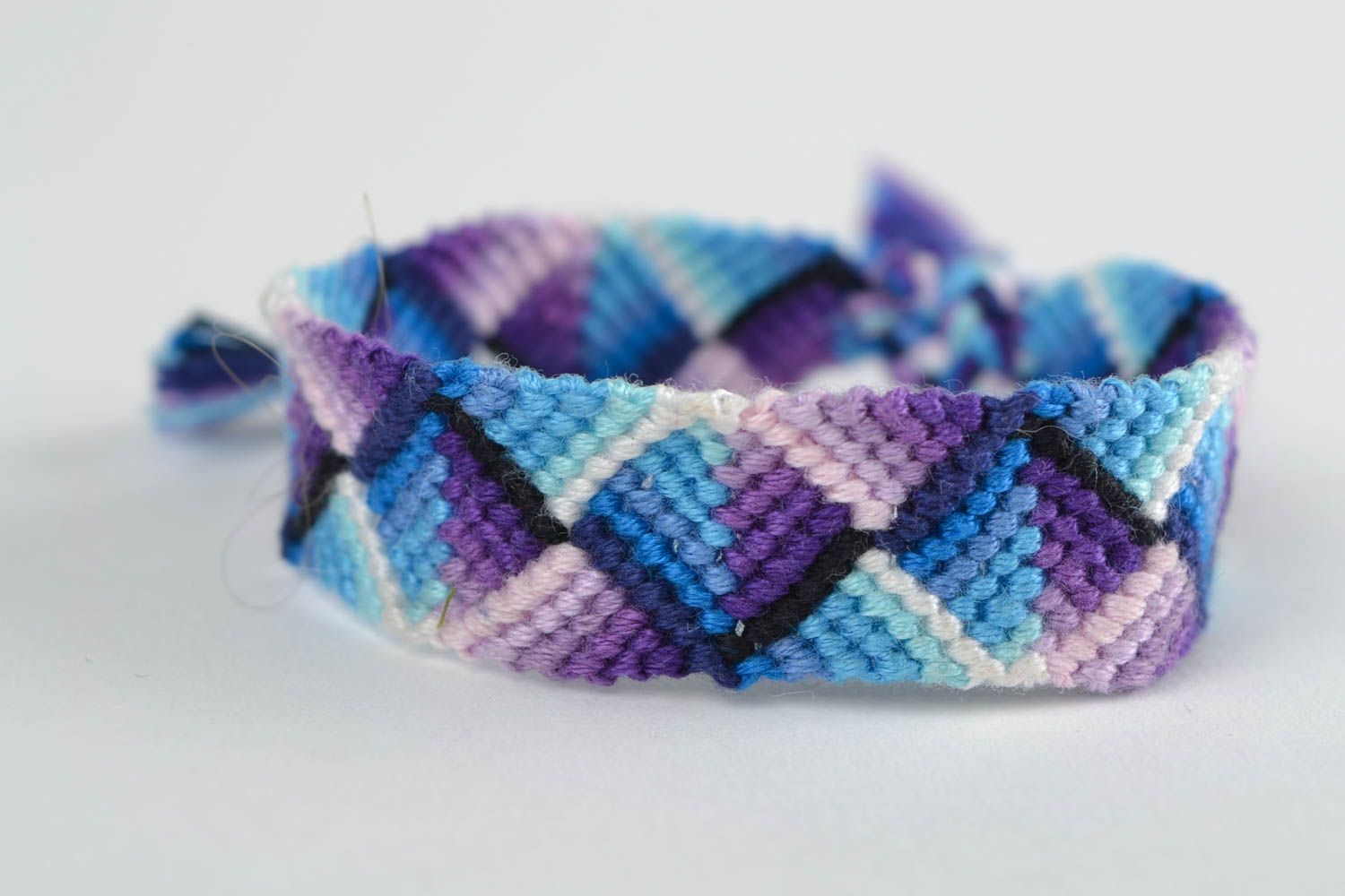 Bracelet en fils multicolores de tons bleus tressé en macramé à motif fait main photo 3