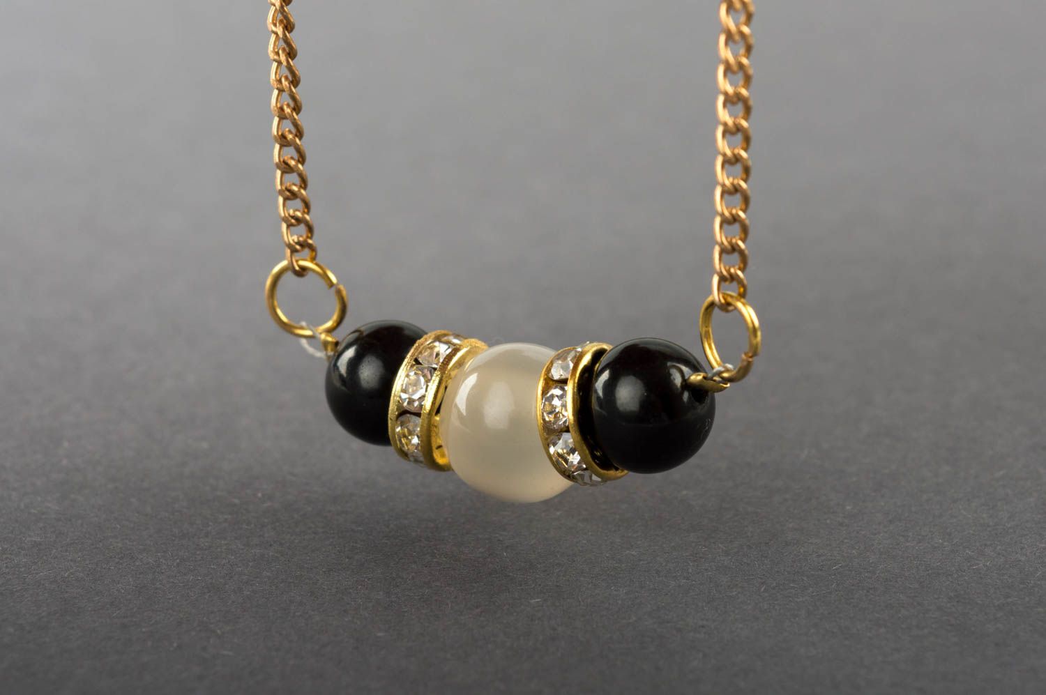 Bracelet chaîne fine avec perles de jais et de verre fait main élégant photo 4