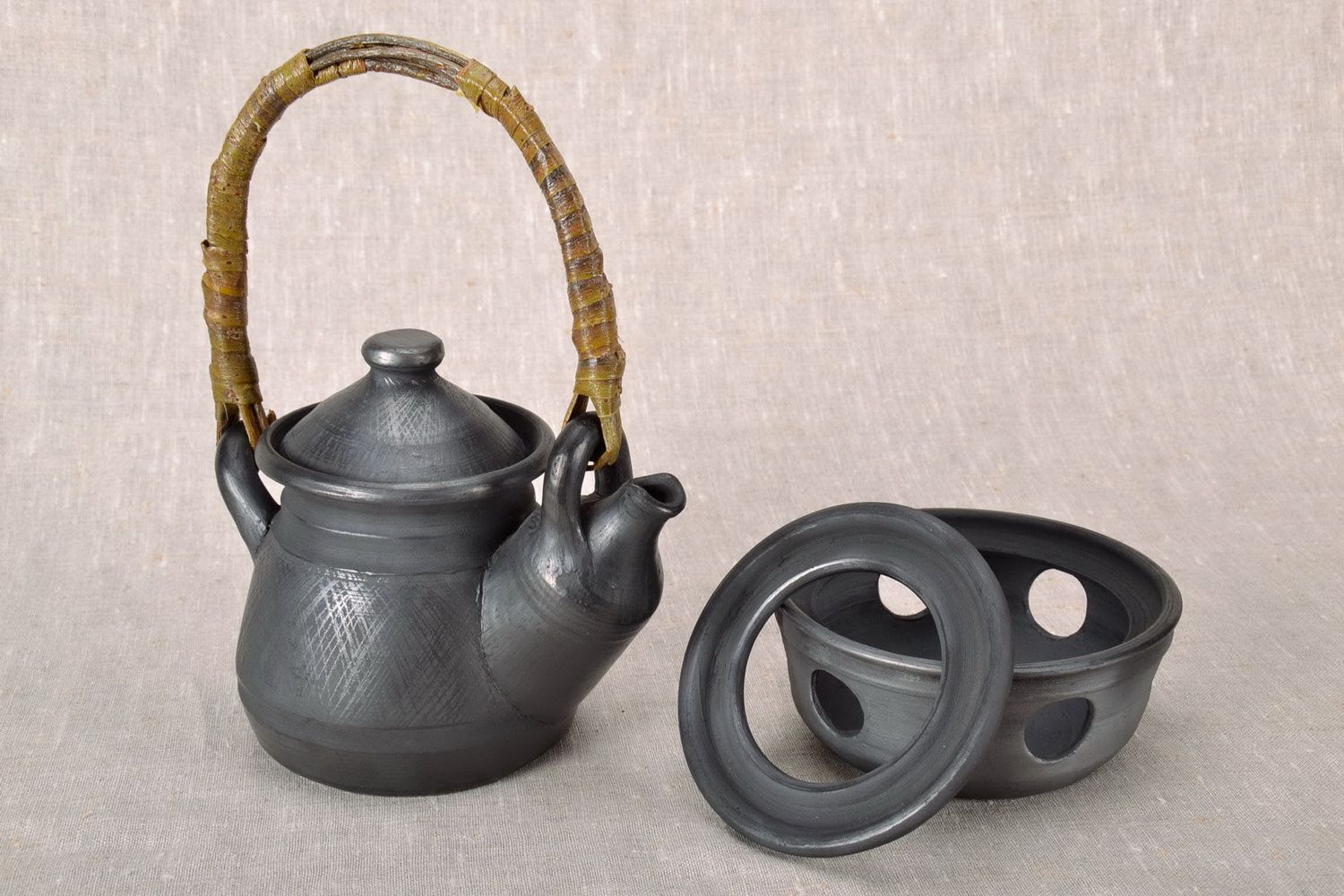 Chaleira de cerâmica com um vasilhame para aquicimento foto 2