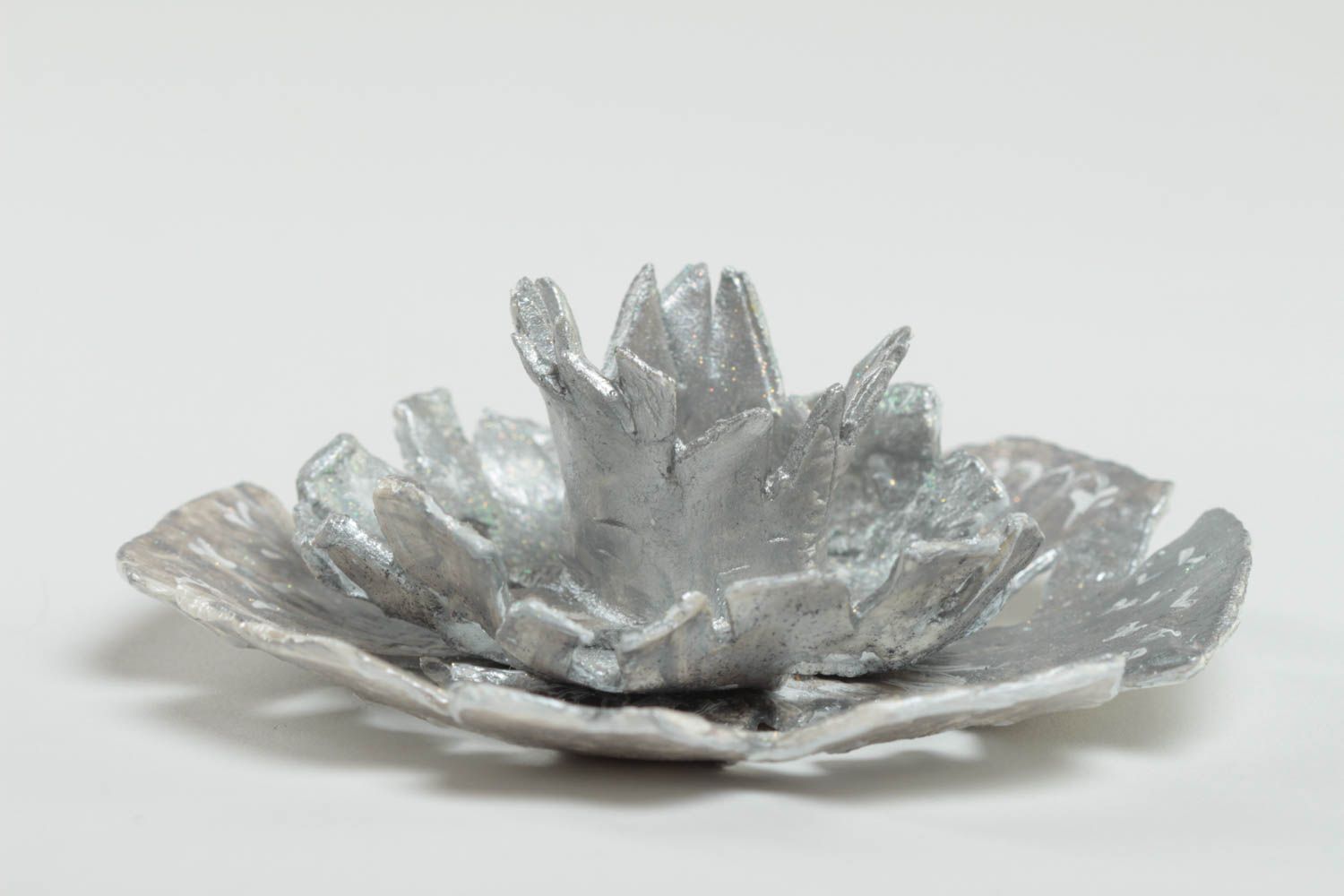 Серебристый подсвечник из полимерной глины в виде снежинки ручной работы фото 2