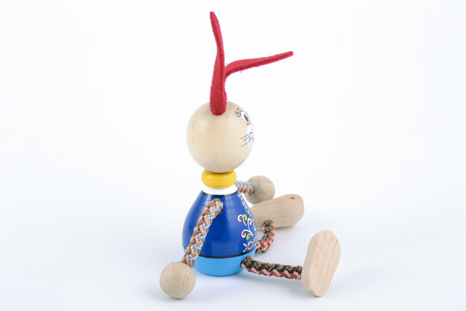 Деревянная игрушка зайчик ручной работы с росписью эко-красками для детей фото 4