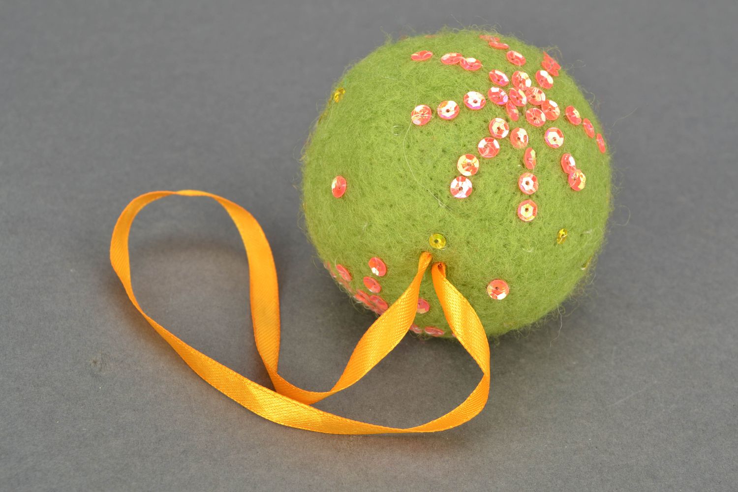 Adorno navideño de lana verde con forma de bola foto 3