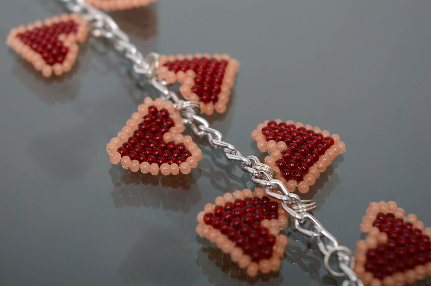 Bracelet avec breloques en perles de rocailles Coeurs  photo 2