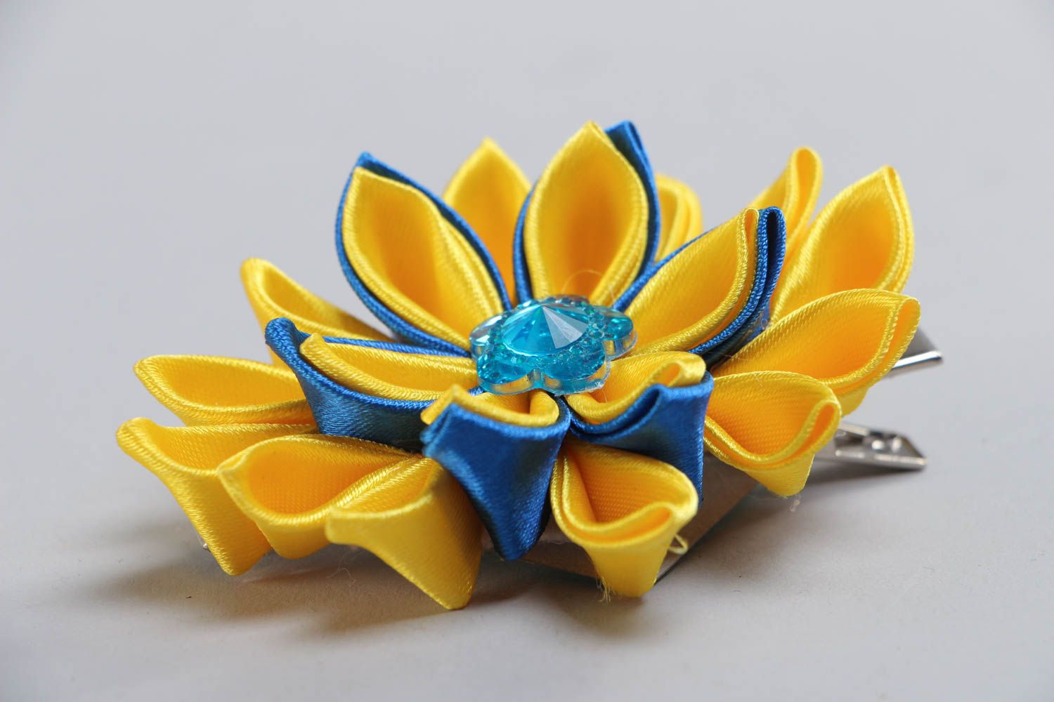 Barrette faite main originale en rubans de satin en forme de fleur jaune bleu photo 3