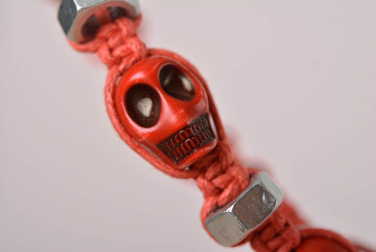 Bracelet original Bijou fait main rouge en crânes macramé Cadeau pour ado photo 5