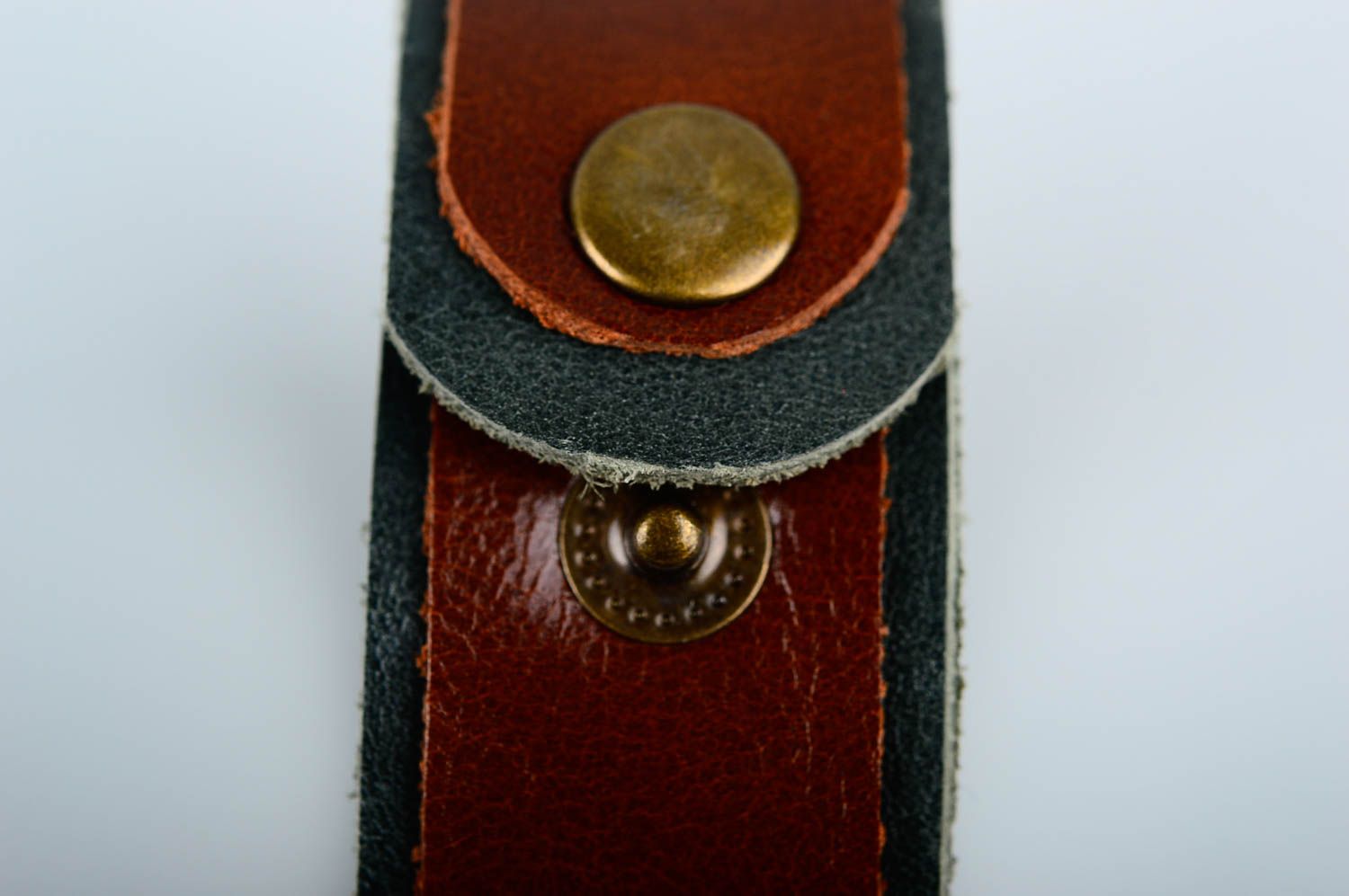 Украшение из кожи ручной работы браслет на руку кожаный браслет двухцветный  фото 5