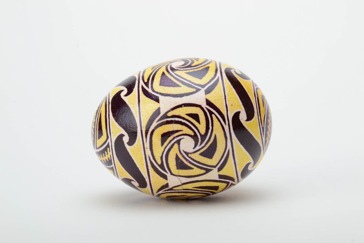Huevo de Pascua pintado en técnica de cera artesanal amarillo marrón foto 3