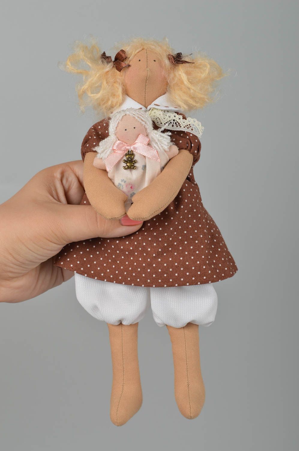 Bambola in stoffa fatta a mano pupazzo tessile originale giocatolo da bambine
 foto 2