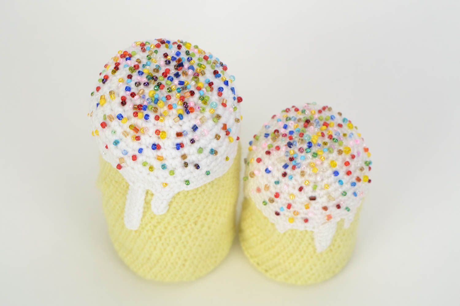 Deux jouets mous tricotés Gâteaux traditionnels de Pâques jaune clair fait main photo 4