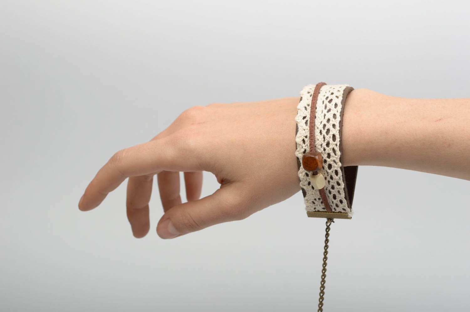 Bracelet en cuir Bijoux fait main avec dentelle Accessoire femme original photo 1