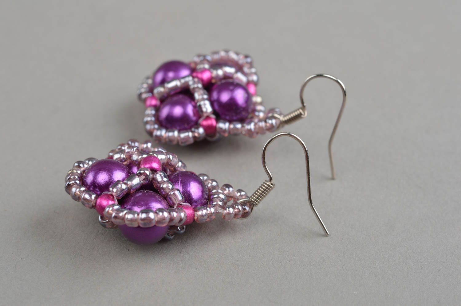 Originelle lange Ohrringe aus Glasperlen lila künstlerische Handarbeit foto 3